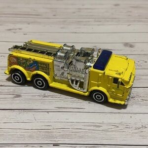 Vintage 1999 Hot Wheels Haulers Fire Truck Doctor Waniac's Mutant Maniacs Yellow